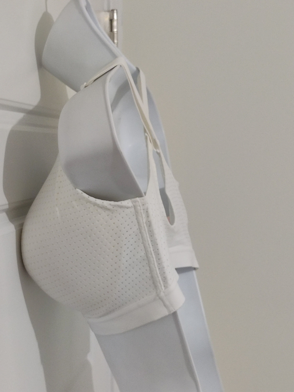 LIGHTWEIGHT BY VICTORIA'S SECRET SPORTS BRA SIZE 34DDD NWOT MSRP $79.50 - Picture 3 of 5